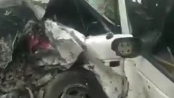 В результате лобового столкновения у машины вылетел двигатель. Видео