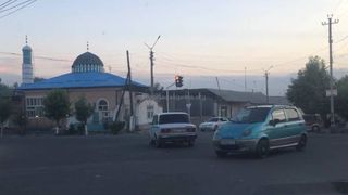 Видео — В Узгене служебная машина МВД проехала перекресток на красный сигнал светофора