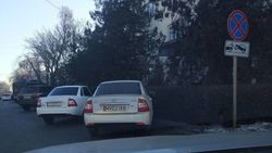 Водитель машины МВД, припарковавшийся под знаком «Остановка запрещена», оштрафован на 1000 сомов