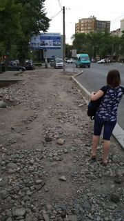 Горожанин интересуется, кто должен обустроить тротуары и остановки по проспекту Жибек Жолу