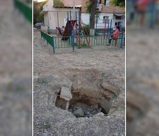 Во дворе дома в Жалал-Абаде вскопали яму и не зарыли ее (фото)