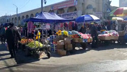 На Ошском рынке на ул.Кулиева полно стихийных торговцев. Видео горожанина