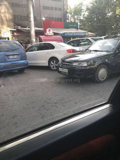 На улице Исанова наблюдаются пробки из-за водителей, припарковавшихся на проезжей части