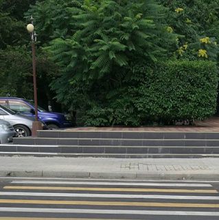 На пешеходном переходе по ул.Тыныстанова нет пандуса для колясок