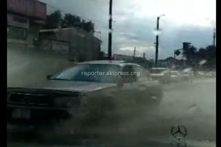 Видео — Ураган и ливень в Бишкеке