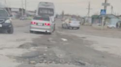 Водитель жалуется на ямы на дороге в Кок-Жаре. Видео