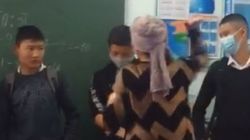 В Узгене учительница выстроила учеников и дает им пощечины. Видео