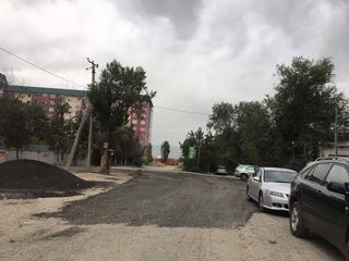 Бишкекчанин возмущен качеством укладки асфальта на улице Ажыбек Баатыра (фото)