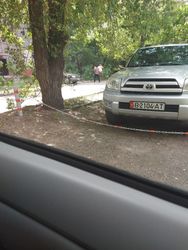 На Ибраимова житель огородил и оцепил участок для личной парковки, - горожанин <i>(фото)</i>