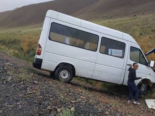 В Нарыне водитель микроавтобуса не справился с управлением и съехал с дороги <i>(фото)</i>