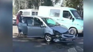 Видео — ДТП на Баялинова-Орозбекова. В результате столкновения машина врезалась в пристройку