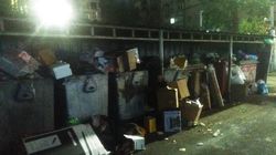 На Токтогула-Исанова не вывозят мусор. Фото горожанки Бурул