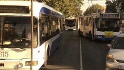 На Манаса-Киевской из-за троллейбусов образовалась пробка. Видео, фото очевидца