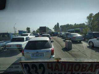 Из-за ремонта моста на автодороге Бишкек–Кара-Балта регулярно наблюдаются пробки