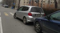 «Фит» с армянскими номерами припарковался на перекрестке возле МВД. Фото