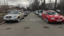 «Бишкекасфальтсервис» установит ограничители парковки на тротуаре напротив Дворца спорта