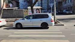«Хонда», у которой штрафов на 11 тыс. сомов, припаркована на «зебре». Фото