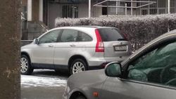 «Хонда» припаркована на тротуаре возле склада «Неман». Фото