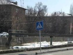 На Малдыбаева восстановлен дорожный знак, - мэрия