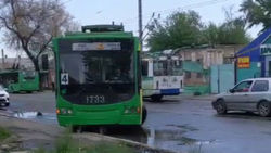 На Московской троллейбус развернули через двойную сплошную. Видео