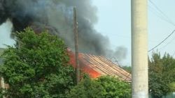 В Маевке горит дом. Фото
