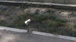 На тротуаре на Московской лежит открытый электрический провод. Фото