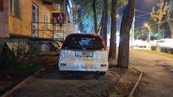 Водители продолжают парковаться на тротуаре по проспекту Айтматова