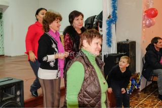 Жители жилмассива Киргизия организовали праздник для малоимущих детей