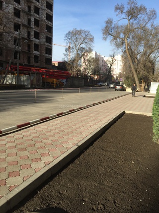 Почему компания «Авангард Стиль» при строительстве элитки на Боконбаева-Раззакова захватила часть общей улицы и обочины? - горожане <b><i> (фото) </i></b>