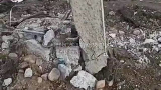 «Бишкексвет» демонтировал бетонный столб на Ауэзова, в который врезалась легковушка