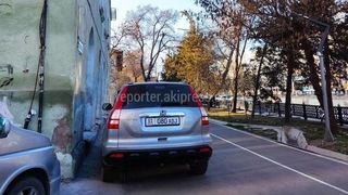 «Бишкекасфальтсервис» без предписания от УПСМ не сможет установить ограничители парковки на тротуаре по Айтматова