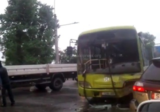 На Дэн Сяопина-Садыгалиева «в лоб» столкнулись автобус и грузовик, - читатель <b><i>(видео)</i></b>