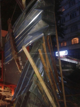 В микрорайоне «Улан-2» ветер сорвал крышу, которая упала на остановку, - читатель <b><i>(фото)</i></b>