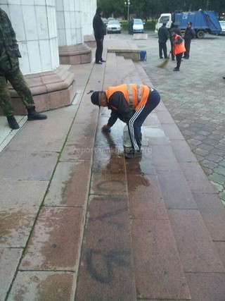 Работники «Тазалыка» смыли надпись «Я тебя люблю» на ступеньках у входа в Театр оперы и балета <i>(фото)</i>