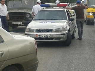 В селе Масы в Жалал-Абаде сотрудники Патрульной милиции, припарковавшись на дороге возле светофора, образовали пробку, - читатель (фото)