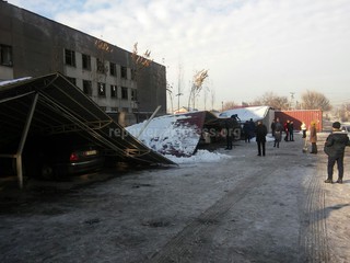 В Кызыл-Аскере на припаркованные авто обрушился навес <b><i>(фото, видео)</i></b>