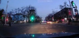 На перекрестке Манаса-Боконбаева в нескольких шагах от регулировщика произошла авария <i>(видео)</i>