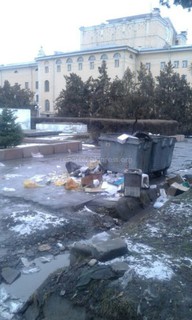 Читатель просит убрать мусор в центре Бишкека (фото)
