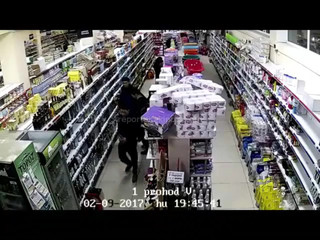 В одном из магазинов Бишкека парень украл алкоголь <i>(видео)</i>