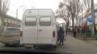 Маршрутки Бишкека высаживают пассажиров в неположенном месте <i>(видео)</i>