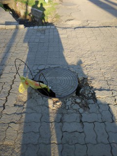 Читатель просит заменить аварийный люк на пересечении улиц Московской и Тоголока Молдо (фото)