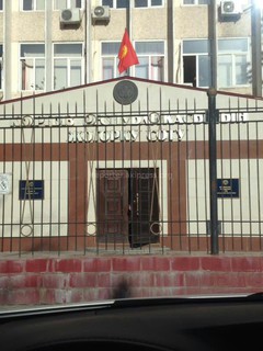 Читатель просит демонтировать надпись Верховный суд у входа в здание уже Бишкекского горсуда (фото)