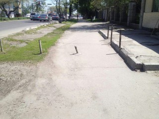 На пересечении проспекта Жибек Жолу и улицы Ибраимова в Бишкеке на тротуаре торчит острый предмет (фото)