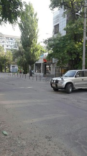 Читатель предлагает демонтировать ограничители парковок на Тыныстанова-Горького (фото)