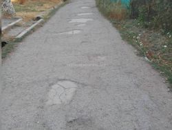 Бишкекчанка просит отремонтировать тротуар на проспекте Жибек Жолу (фото)