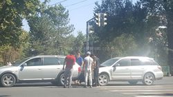Фото — В центре Бишкека столкнулись «Субару» и «Ауди»
