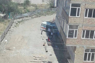 <b>В Бишкеке 2 строителя упали с высоты, один из них разбился насмерть <I>(фото, видео)</i></b>