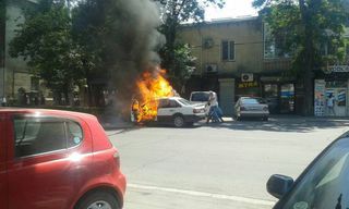 В центре Бишкека загорелась машина <i>(фото, видео)</i>