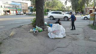 На пересечении проспекта Жибек Жолу и улицы Суюмбаева в Бишкеке каждый день накапливается мусор (фото)