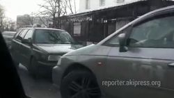 На Айтматова-Жаманбаева столкнулись «Фольксваген» и «Хонда» <i>(видео)</i>